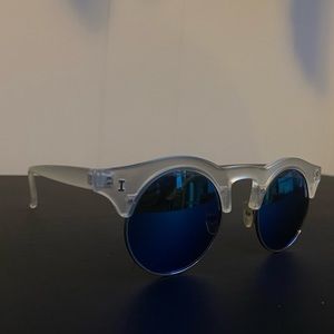 Round blue mirrored sunglasses